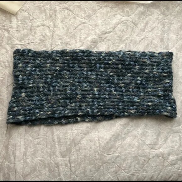 Winter Clothing Bundle (3 Items - Scarf, Gloves, Hat) - Picture 6 of 10